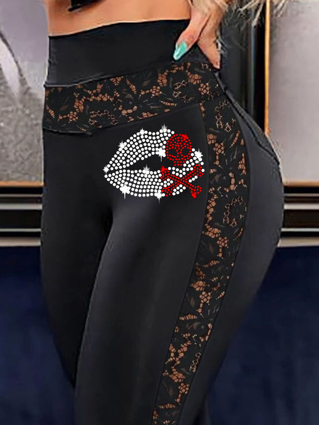 Sexy Patchwork-Hose aus Spitze mit Lippen-Totenkopf-Print