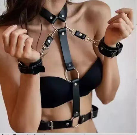 Punk Bondage Leder mit Handschellen Hohlgürtel