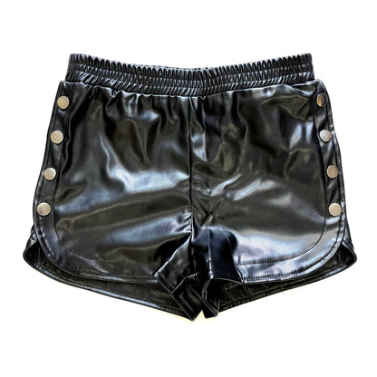 Shorts aus PU-Leder mit seitlichem Knopf und hoher Taille und Schlitz