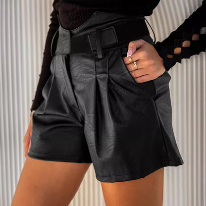 Ledershorts mit Kettenstich und hoher Taille