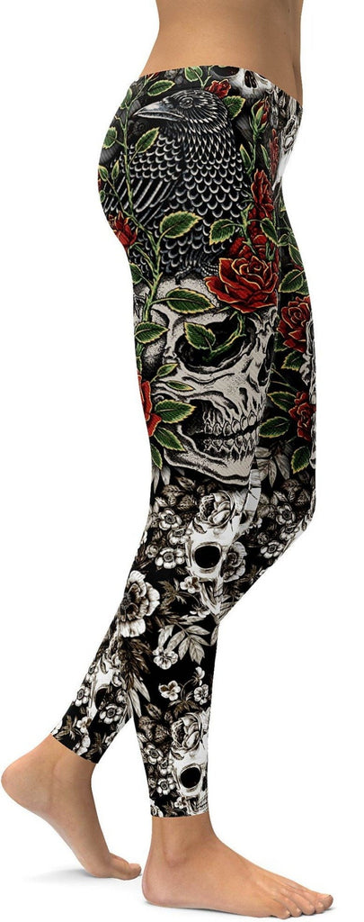 Schmal geschnittene Hose mit Gothic-Rosen-Totenkopf-Print