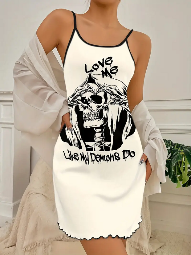 Love Me Like My Demons Do – Lounge-Kleid mit Rüschenbesatz und Totenkopf-Print