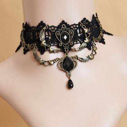 Collier ras du cou gothique en dentelle avec cœur et pierres précieuses 