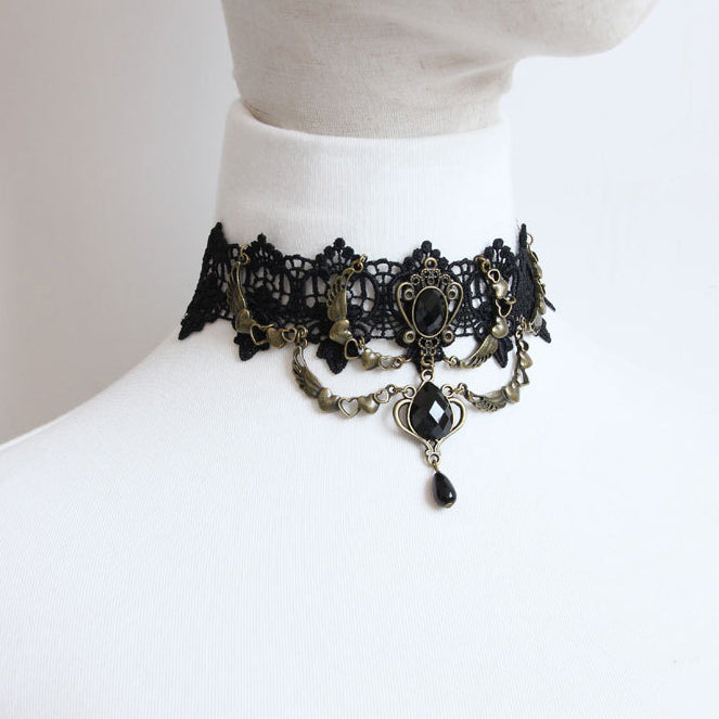 Collier ras du cou gothique en dentelle avec cœur et pierres précieuses 