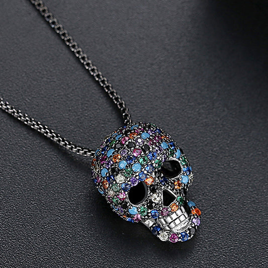 Collier tête de mort en zircon brillant 