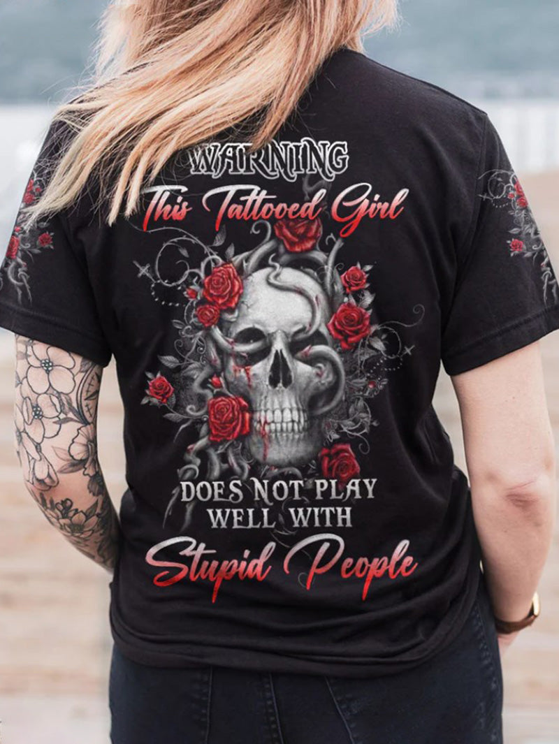 Damen T-Shirt mit Totenkopf- und Rosen-Print und personalisiertem Slogan 