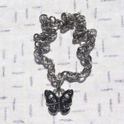 Collier chaîne avec pendentif tête de mort et papillon 