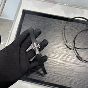Bandeau en épingle à cheveux noir avec croix gothique