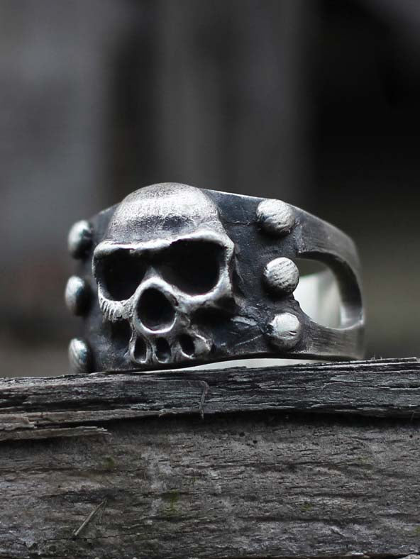 Dunkler Ring mit Retro-Totenkopf-Totem 