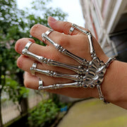 Totenkopf-Handarmband mit Fingerringen 