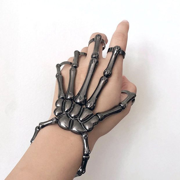 Totenkopf-Handarmband mit Fingerringen 