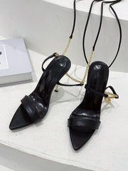Sandalen mit römischen Riemchen und Stilettoabsatz aus Metallkette 