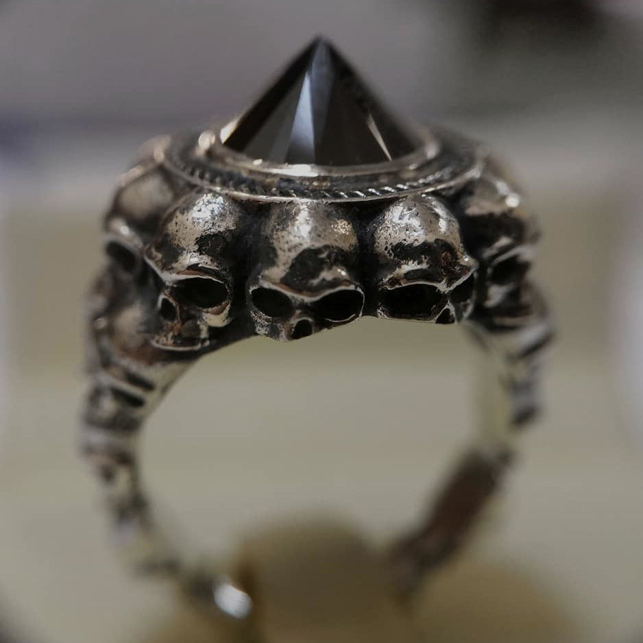 Bague avec pierres précieuses en forme de crâne de style punk 