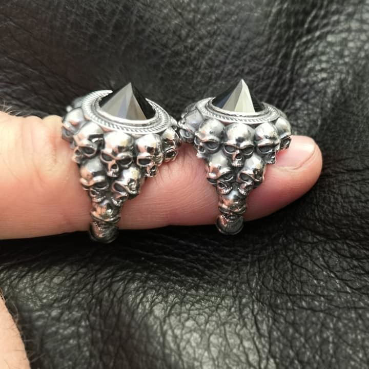 Bague avec pierres précieuses en forme de crâne de style punk 