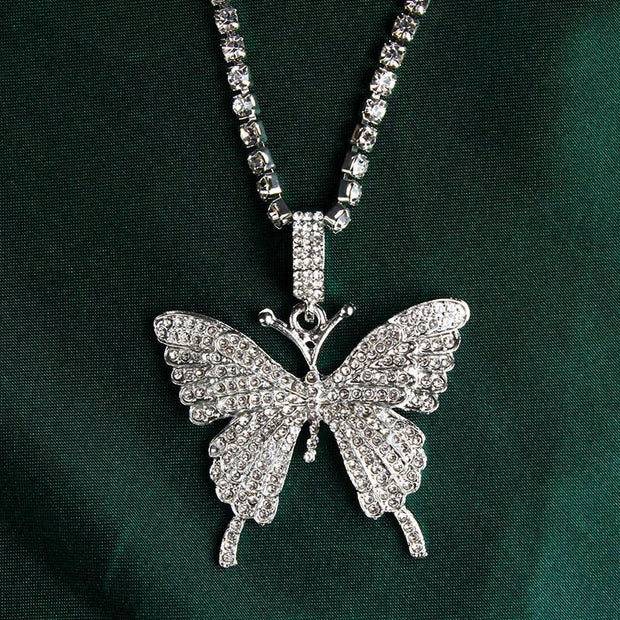 Doppellagige Halskette mit Schmetterlings-Anhänger und Strasssteinen 