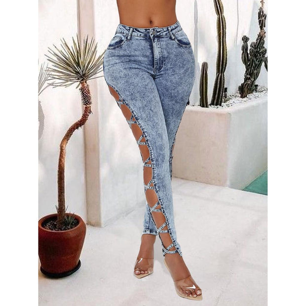 Sexy enge Jeans mit seitlich überkreuzten Riemen