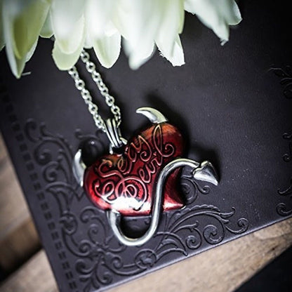 Collier pendentif coeur du diable sexy