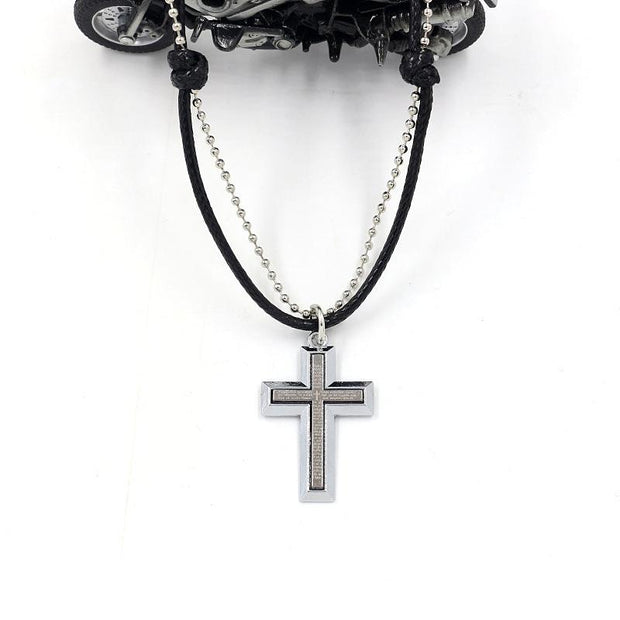 Halskette mit Anhänger aus Legierung mit Kreuzigungsschrift 