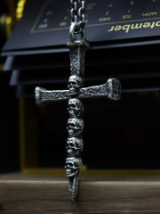 Halskette mit Kreuz und Totenkopf 