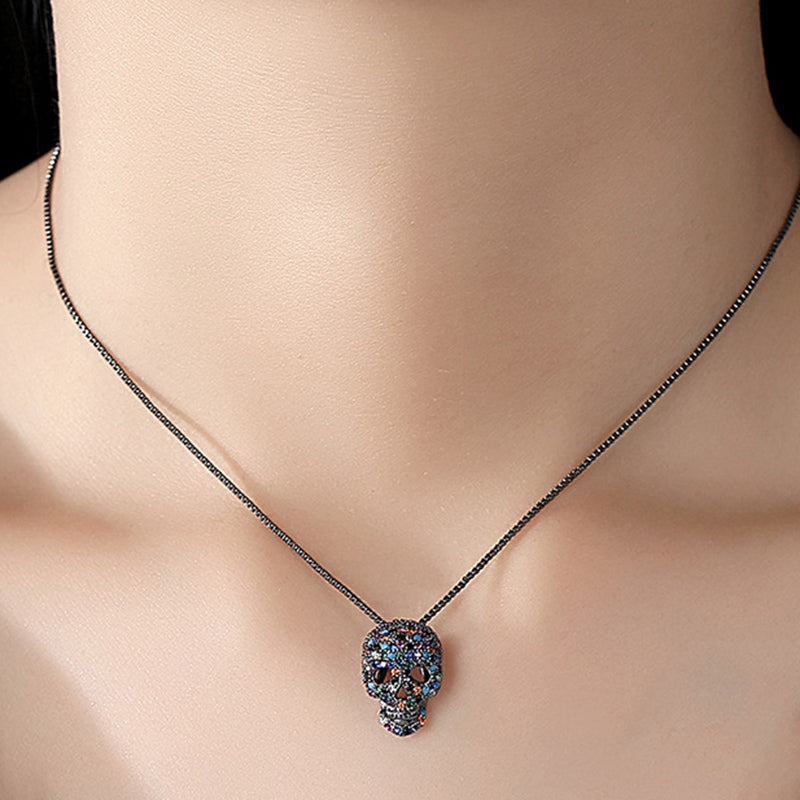 Collier tête de mort en zircon brillant 