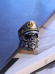 Marineblauer Ring in Totenkopfform 