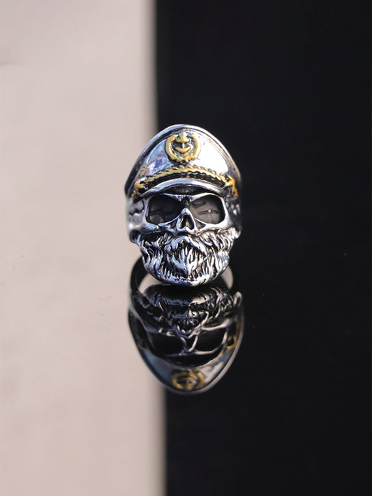 Marineblauer Ring in Totenkopfform 