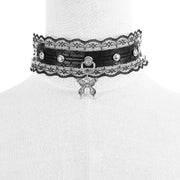 Halsband aus Leder mit Schmetterlingskette und Spitze