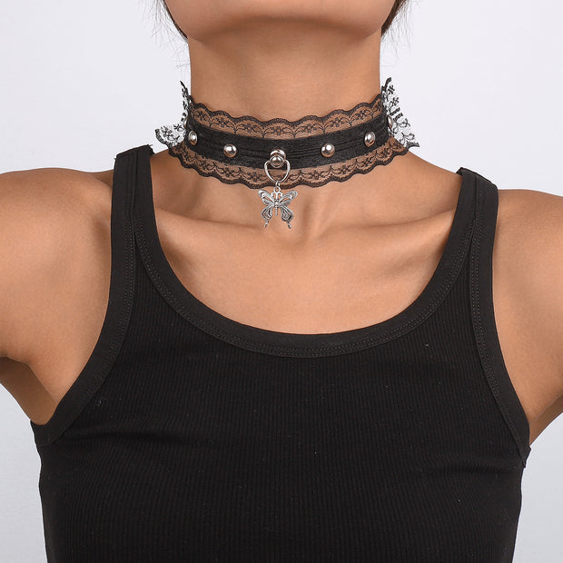 Halsband aus Leder mit Schmetterlingskette und Spitze