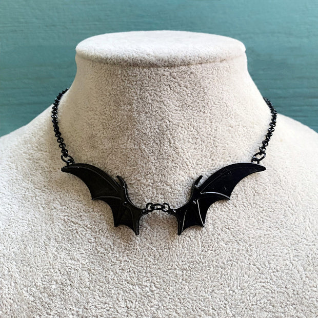Halskette mit Vampir-Fledermausflügeln