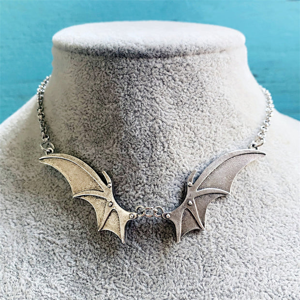 Halskette mit Vampir-Fledermausflügeln