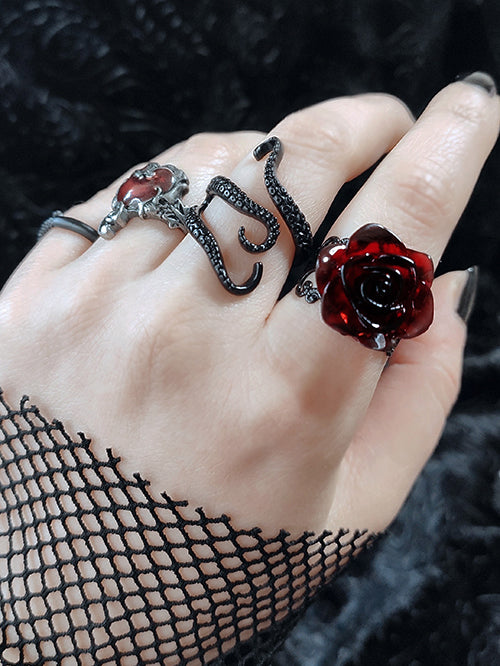 DUNKELROTER VINTAGE-RING MIT GOTHIC-ROSE