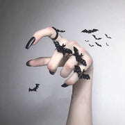 Offener Gothic-Ring mit schwarzer Fledermaus 