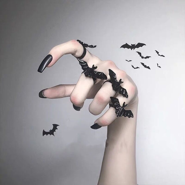 Offener Gothic-Ring mit schwarzer Fledermaus 