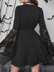 Gothic-Kleid mit Patchwork und ausgestellten Ärmeln aus Spitze 