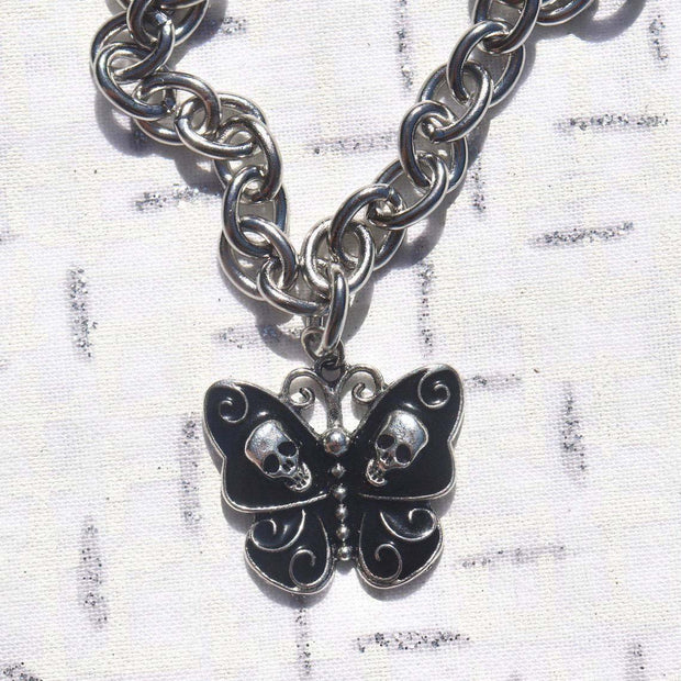 Collier chaîne avec pendentif tête de mort et papillon 