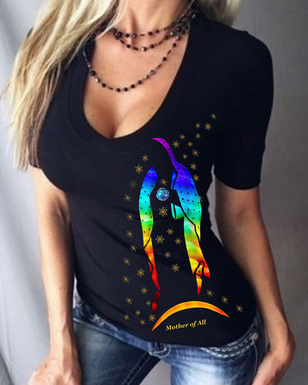 Kurzärmliges T-Shirt mit V-Ausschnitt „Our Lady of Colour“