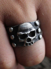 Dunkler Ring mit Retro-Totenkopf-Totem 