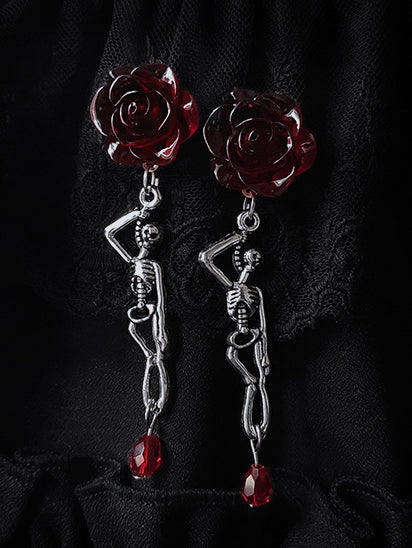 Boucles d’oreilles crâne de rose de sang foncé 